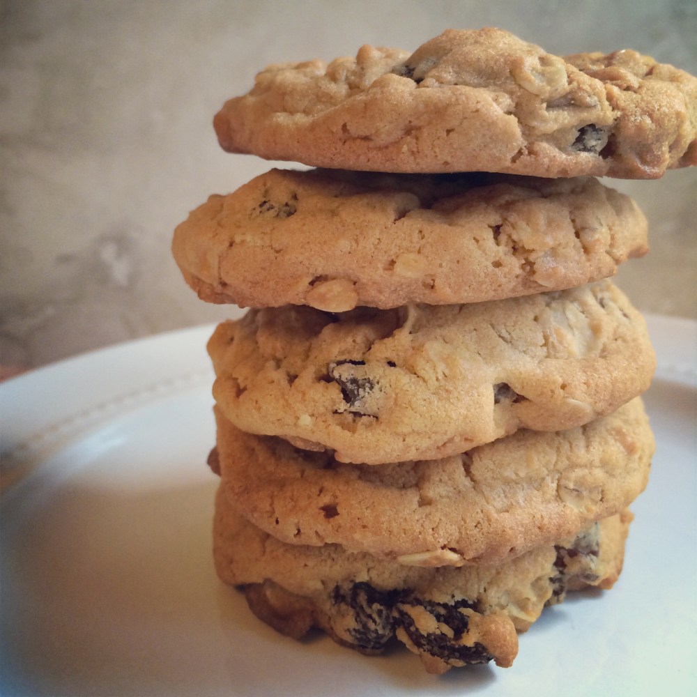 oatmeal biscoff cookies with vanilla-soaked raisins | via she likes to eat